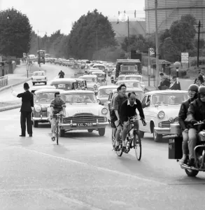 00039 Prints: Traffic Print: Staines Bridge Queuing Scene, June 1960
