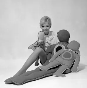 00039 Prints: Woman Model with Pillows, Print 1968