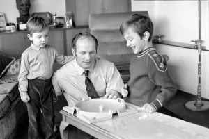 00043 Prints: British Boxer Henry Cooper with Sons Print