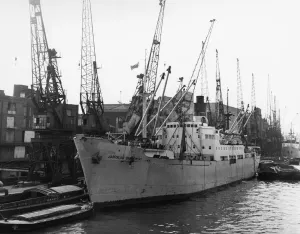 00047 Prints: Print of the Polish Steamer Jaroslaw Dabrowski in the Pool of London