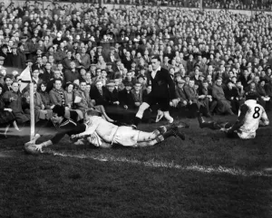 00059 Prints: Bruce Robertson Scores Try at Swindon Print, November 1951