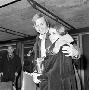 00076 Prints: Jon Voight Arriving at Heathrow, Print