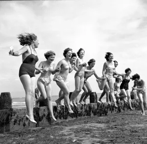 00082 Prints: Bognor Regis Holidaymakers Print, 12th July 1960