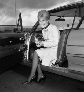 00082 Prints: Dusty Springfield Print at London Airport April 1965