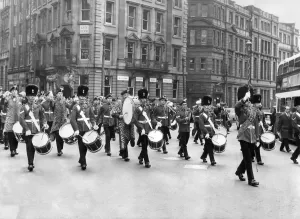 00085 Prints: A Welcome Home from Aden Parade Print