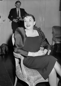 00086 Prints: Judy Garland at 1957 Press Conference Print