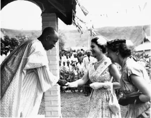 00086 Prints: Queen Elizabeth II meets a miner at his home in Enugu, Nigeria Print