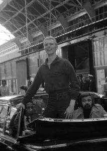 00090 Prints: David Bowie Arrives at Victoria Station Print 1976