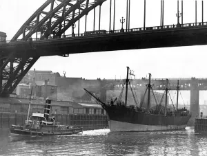 00095 Prints: The Archibald Russell Print: Four-masted Barque under Tyne Bridge