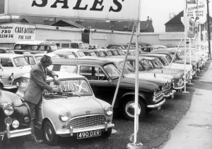 00095 Prints: Print of a Salesman at P. P Motors, Richmond, pricing a used Mini (00095)