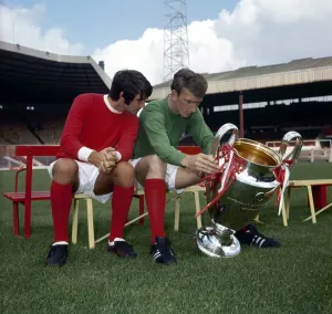 George Best Prints: Manchester United Players with European Cup Trophy Print
