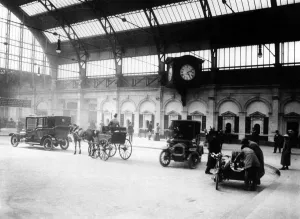 Vintage Railway Stations UK Prints: Interior view Snow Hill railway station in Birmingham showing the booking hall concourse