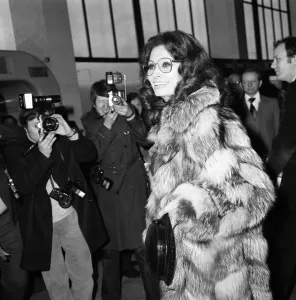 London Airport Arrivals Prints: Sophia Loren arriving at Heathrow Airport from Paris. London, 25th March 1979