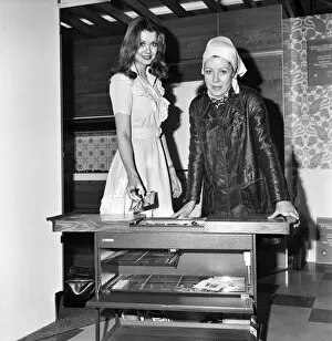 Images Dated 18th April 1975: Miss UK Helen Morgan, opens the new Home Building Department at Kennedys in Eastleigh