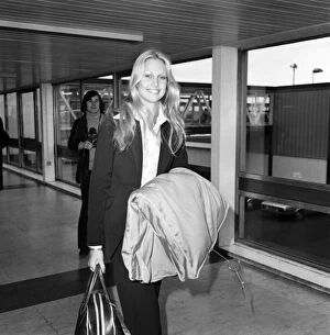 Images Dated 16th January 1975: Miss World Anneline Kriel of South Africa at Heathrow airport