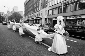 Images Dated 3rd November 1987: Model Michelle Hardy and a squad of bridesmaids show off her wedding dress