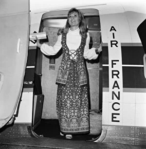 Images Dated 15th April 1971: Model Stephanie Beacham leaving Heathrow Airport for Paris. 15th April 1971