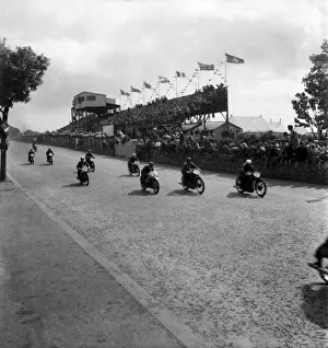 Motorsport. Isle of Man TT Races 1953 The start of the 125 lightnight Motorsport. Isle of Man TT Races 1953 The start of the 125 lightnight