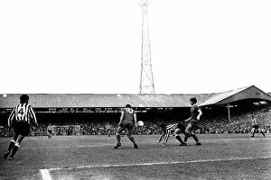 Images Dated 21st August 1971: Newcastle United v Liverpool at St Jamess Park, 21 / 08 / 1971. Bob Moncur