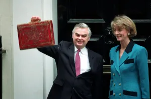 NORMAN LAMONT HOLDING BUDGET BOX AND WIFE ROSEMARY, 11 DOWNING STREET - 11/03/1992 NORMAN LAMONT HOLDING BUDGET BOX AND WIFE ROSEMARY, 11 DOWNING STREET - 11/03/1992