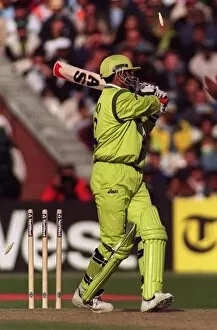 Images Dated 8th June 1999: Pakistans Azhar Mahmood June 1999 bowled by Indian bowler Srinath