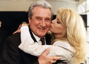 PATRICK MACNEE BEING KISSED BY JOANNA LUMLEY AT THE NEW AVENGERS PHOTO CALL PATRICK MACNEE BEING KISSED BY JOANNA LUMLEY AT THE NEW AVENGERS PHOTO CALL