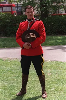 PAUL GROSS ACTOR DUE SOUTH WEARING CANADIAN MOUNTIE UNIFORM 26/5/1995 PAUL GROSS ACTOR DUE SOUTH WEARING CANADIAN MOUNTIE UNIFORM 26/5/1995