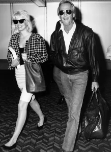 Paul Hogan actor and girlfriend Linda Kozlowski in August 1988 at Heathrow Airport Paul Hogan actor and girlfriend Linda Kozlowski in August 1988 at Heathrow Airport