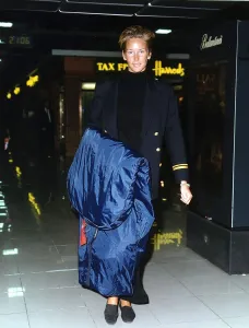 Paula Hamilton model outside Harrods DBase Paula Hamilton model outside Harrods DBase