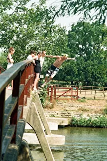 Images Dated 1st August 1995: People cool off from the summer sun in Berkshire. 1st August 1995