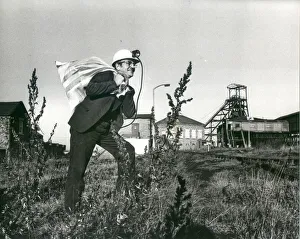 Pitman Wilf Barnes takes the last bag of coal from Burradon Colliery November 1975 Pitman Wilf Barnes takes the last bag of coal from Burradon Colliery November 1975