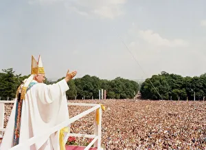 Pope John Paul II Visit to Scotland June 1982 addressing a congregation in Glasgow Pope John Paul II Visit to Scotland June 1982 addressing a congregation in Glasgow