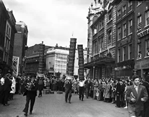 Porters from Covent Garden Flower and Vegetable market race with baskets stacked on their Porters from Covent Garden Flower and Vegetable market race with baskets stacked on their