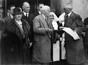 A presentation to David Lloyd George at Aberdare Hospital. Circa 1934 A presentation to David Lloyd George at Aberdare Hospital. Circa 1934