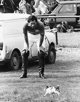 Prince Charles playing with a puppy Dbase MSI Prince Charles playing with a puppy Dbase MSI