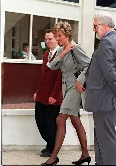 Images Dated 16th May 1995: Princess Diana with Andrew Horne of the drugs crisis centre Turning Point Centre during