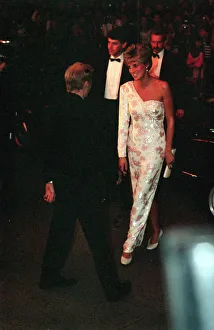 PRINCESS DIANA IN EVENING DRESS ARRIVING AT THE PREMIERE OF STEPPING OUT - 1991 PRINCESS DIANA IN EVENING DRESS ARRIVING AT THE PREMIERE OF STEPPING OUT - 1991