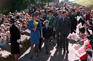 PRINCESS DIANA, PRINCE WILLIAM AND PRINCE CHARLES WALKING THROUGH CROWDS OF FANS AS THEY PRINCESS DIANA, PRINCE WILLIAM AND PRINCE CHARLES WALKING THROUGH CROWDS OF FANS AS THEY