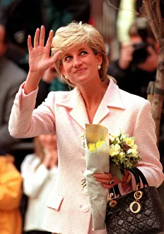 PRINCESS DIANA WEARING WHITE JACKET AND CARRYING FLOWERS LEAVES A LONDON ENGAGEMENT IN PRINCESS DIANA WEARING WHITE JACKET AND CARRYING FLOWERS LEAVES A LONDON ENGAGEMENT IN