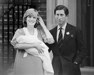 Images Dated 22nd June 1982: Princess of Wales holds her new born baby son William and Prince Charles at St. Marys Hospital