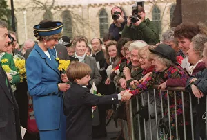 PRINCESS OF WALES WITH PRINCE WILLIAM AS THEY SHAKE HANDS WITH CROWDS PRINCESS OF WALES WITH PRINCE WILLIAM AS THEY SHAKE HANDS WITH CROWDS