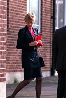 PRINCESS OF WALES IN STREET LEAVING THE RED CROSS CENTRE IN NORTH LONDON - 1993 PRINCESS OF WALES IN STREET LEAVING THE RED CROSS CENTRE IN NORTH LONDON - 1993