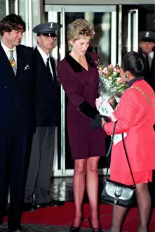 Images Dated 9th December 1993: PRINCESS OF WALES WEARING A PURPLE SKIRT SUIT RECEIVING FLOWERS OUTSIDE THE NATIONAL