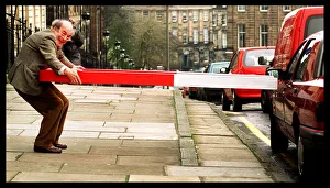 Professor Heinz Wolff in Edinburgh Apirl 1998 with a huge magnet giving a talk on how Professor Heinz Wolff in Edinburgh Apirl 1998 with a huge magnet giving a talk on how