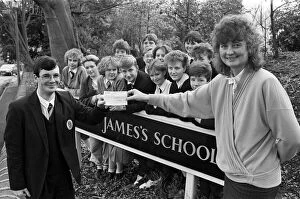 Images Dated 15th January 1988: Pupils of King James School Almondbury present a cheque for £150