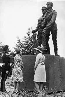 The Queen admires the new statue during her visit to Catterick Garrison. 10th July 1975 The Queen admires the new statue during her visit to Catterick Garrison. 10th July 1975