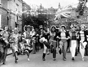 Images Dated 6th June 1977: Queen Elizabeth II Silver Jubilee, June 1977 Street party in Radcot