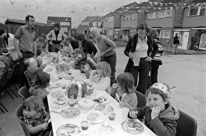 Images Dated 6th June 1977: Queen Elizabeth Silver Jubilee Street Party Celebrations June 77 Silver Jubilee