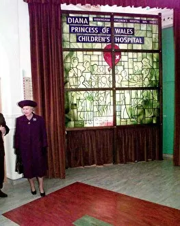 Images Dated 29th October 1998: The Queen unveils a commemorative stained glass window at the Birmingham Children
