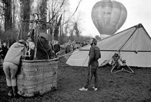 Images Dated 4th January 1975: Record attempt. Hanger Kite and Balloon. Attempt to beat World Record